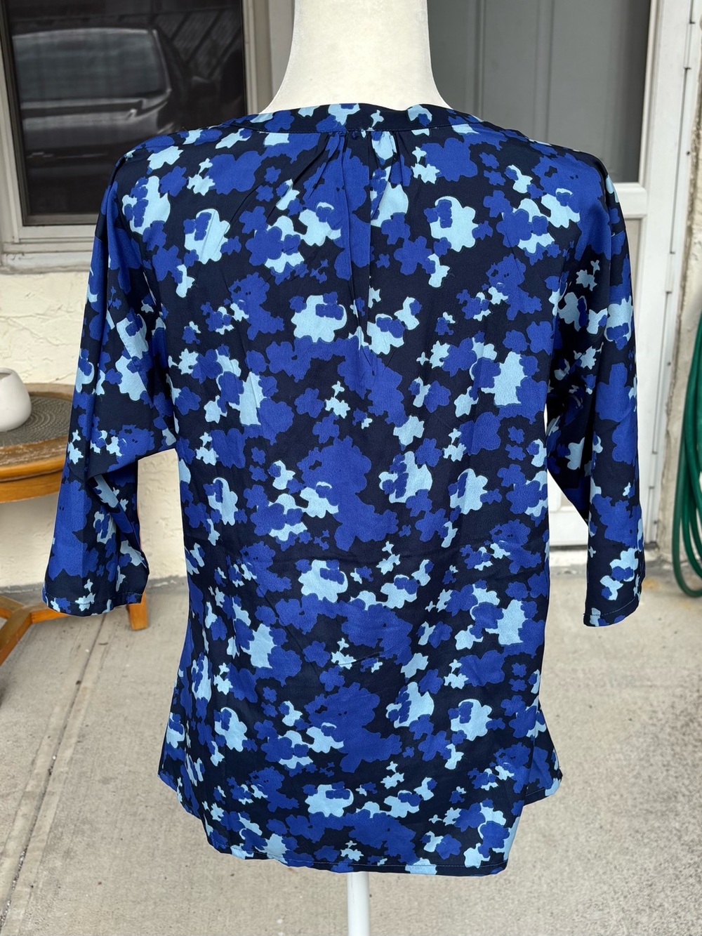 Banana Republic Blue Abstract Camo Pleated Split Neck Blouse EUC Medium - Picture 2 of 5